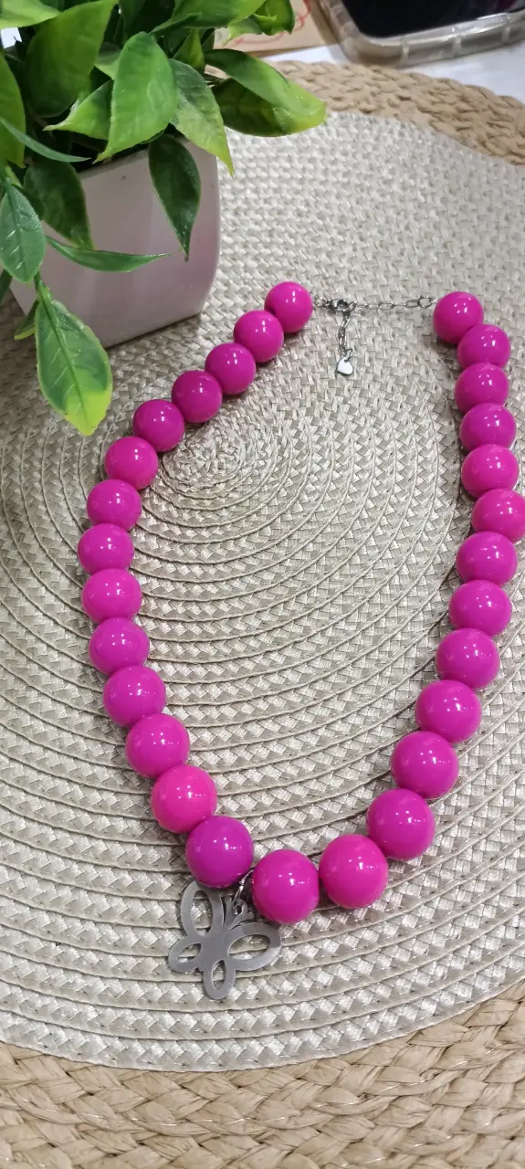 Collar fucsia con colgante