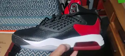 Zapatillas Jordan jumpman  negras y rojas - miniatura 1