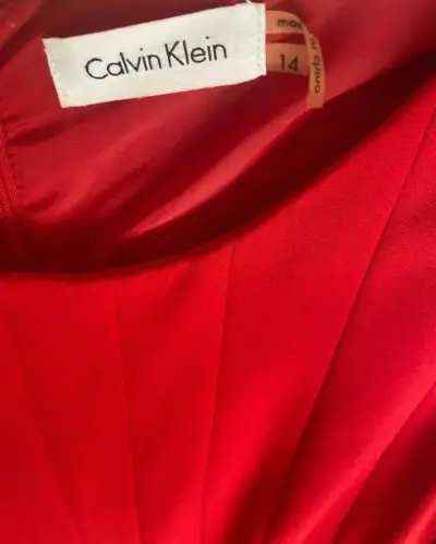 Vestido rojo corte evassé Calvin klein - miniatura 3