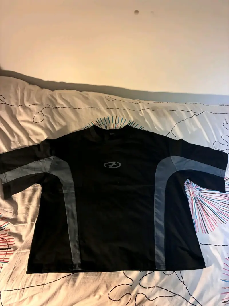 Polera negra y verde oscuro manfinity
