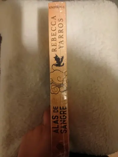 Libro 'Alas de Sangre' de Rebecca Yarros - miniatura 3