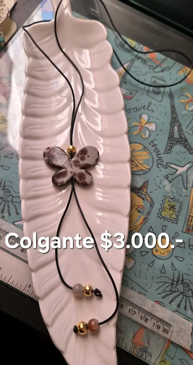 Collar con colgante de mariposa