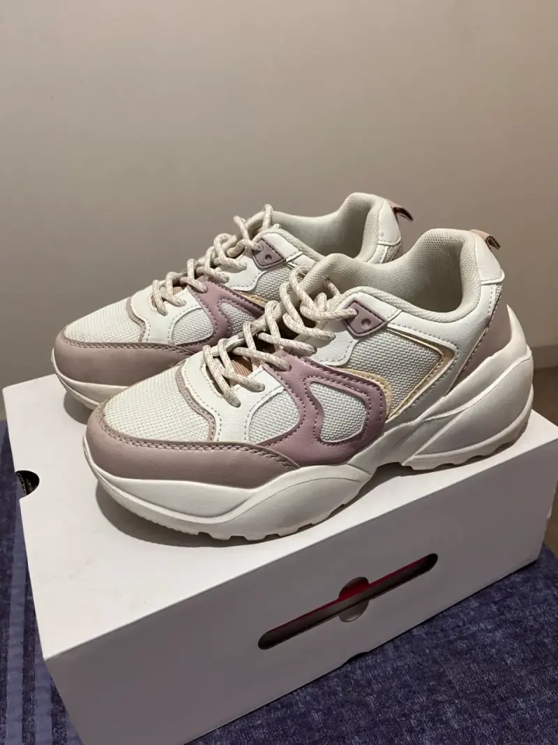 Zapatillas deportivas blancas y rosas - 1