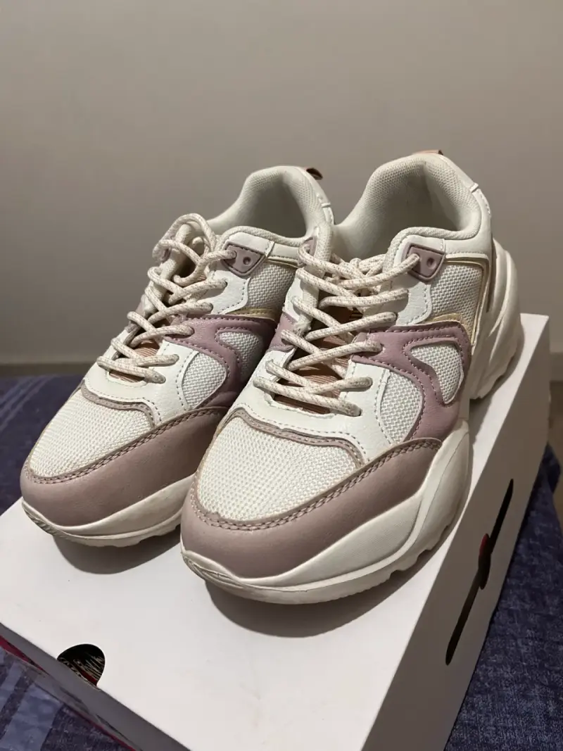 Zapatillas deportivas blancas y rosas - 3