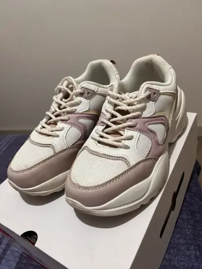 Zapatillas deportivas blancas y rosas - miniatura 3