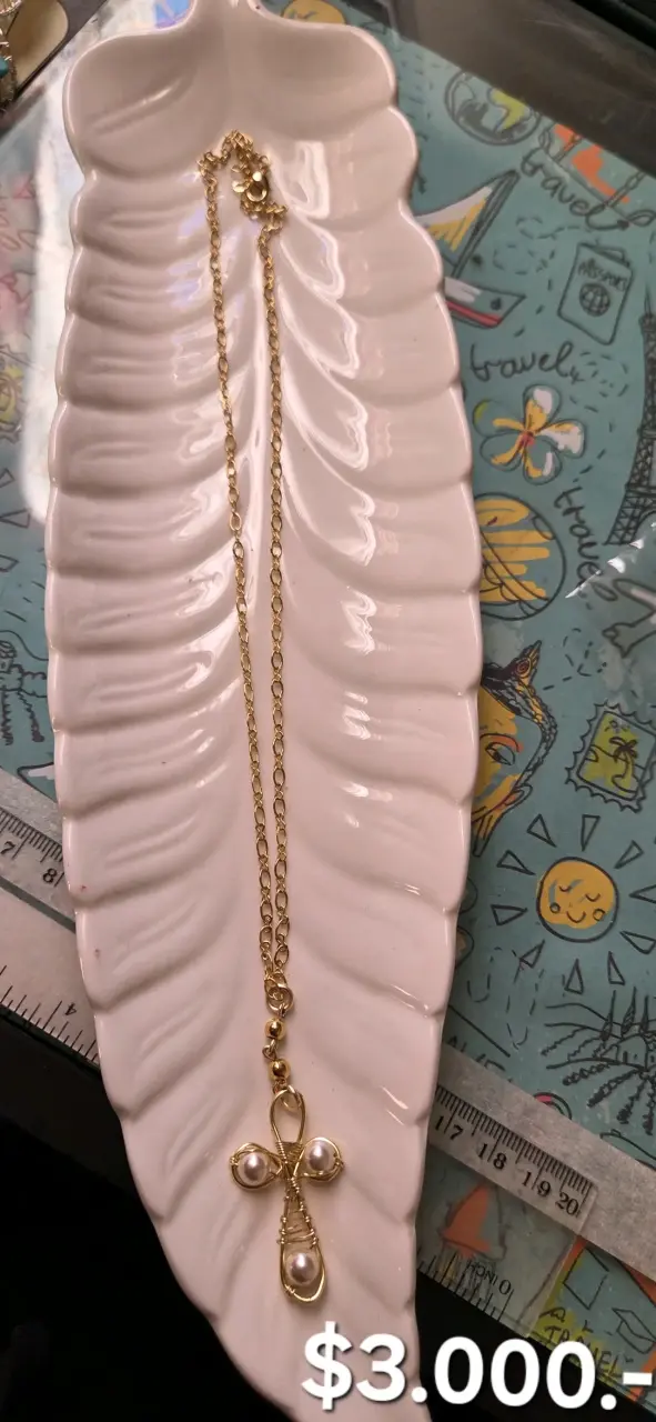 Collar dorado con cruz perlada