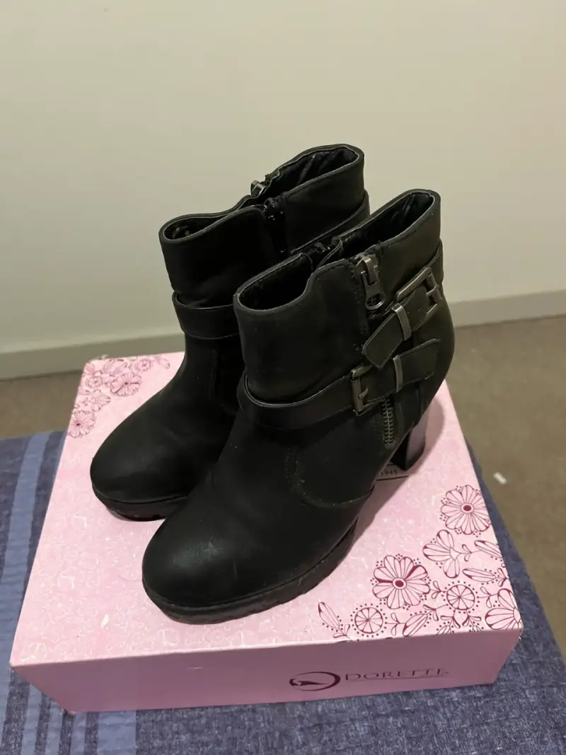 Botines negros con hebillas - 1
