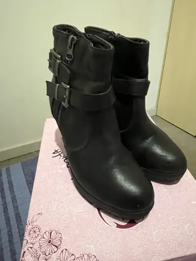 Botines negros con hebillas - miniatura 2