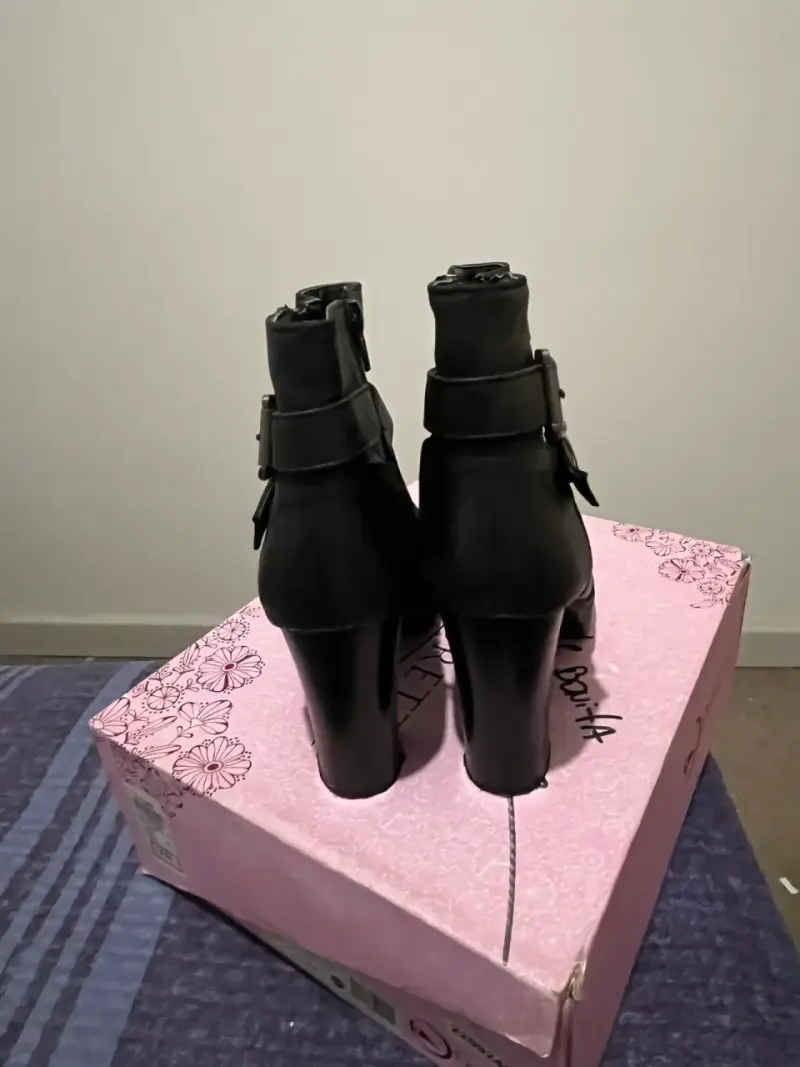 Botines negros con hebillas - 3