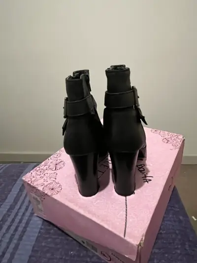 Botines negros con hebillas - miniatura 3