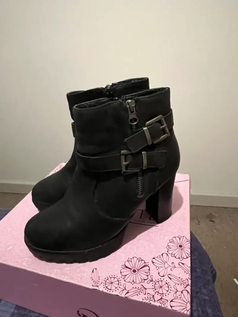 Botines negros con hebillas - 4