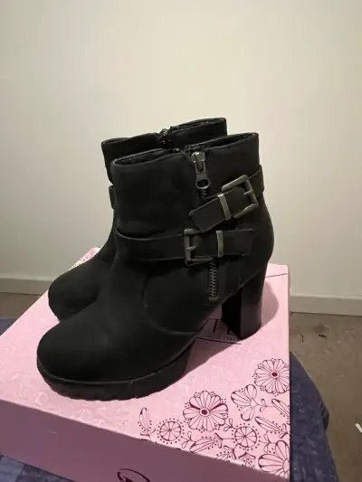 Botines negros con hebillas - miniatura 4