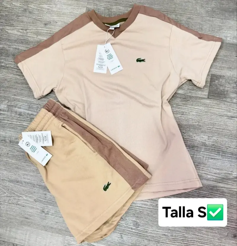 Conjunto deportivo beige con logo