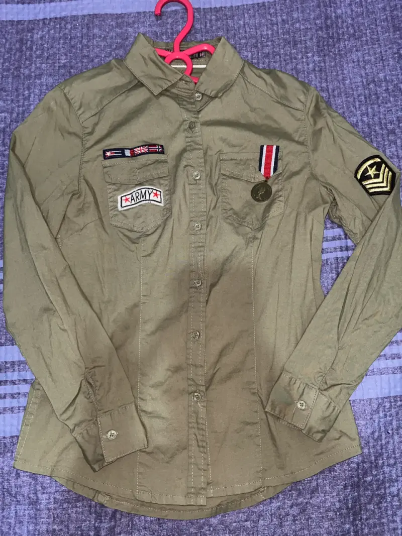 Camisa Verde con Insignias - 1