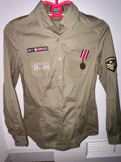 Camisa Verde con Insignias - miniatura 2