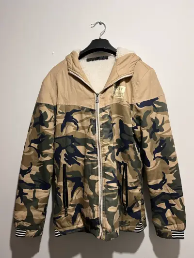 Chaqueta camuflaje con capucha - miniatura 1