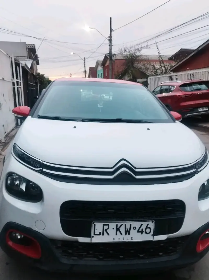 Auto Citroën blanco y rojo - 1
