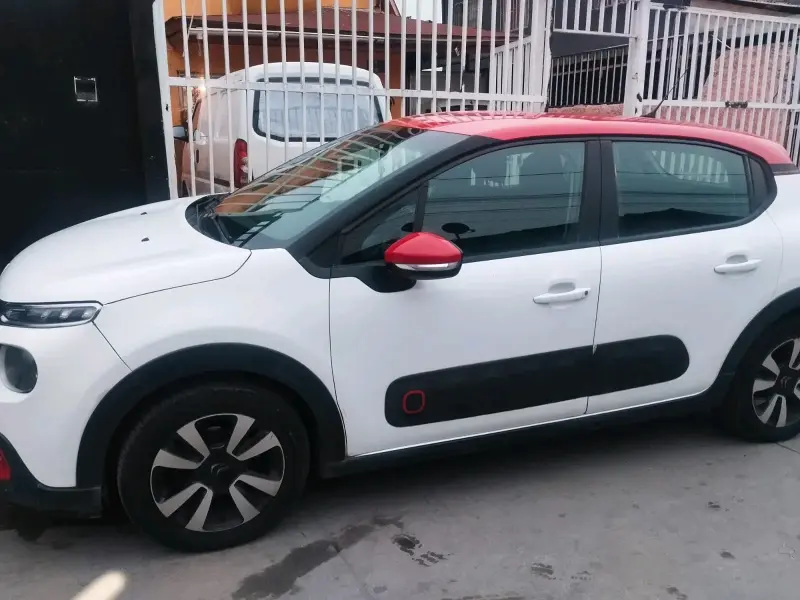 Auto Citroën blanco y rojo - 2