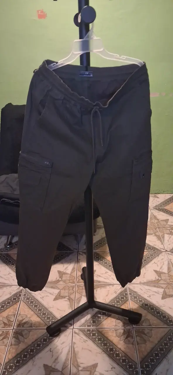 Pantalones cargo verde oscuro - 1
