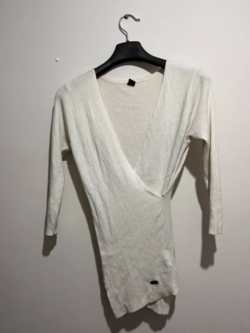 Polera blanca escote en V - 1