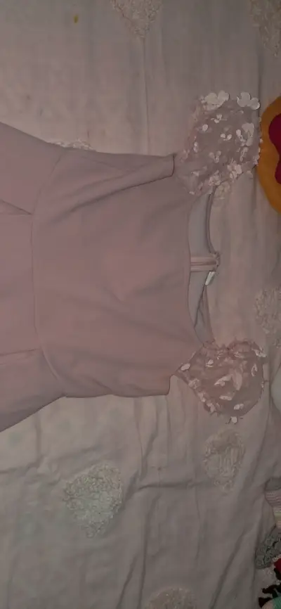 Vestido rosa con mangas bordadas - miniatura 2