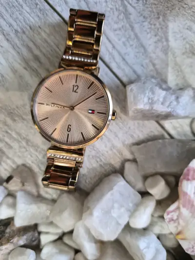 Reloj dorado Tommy Higfiler - miniatura 1