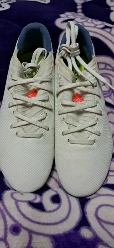 Botines de fútbol blanco y azul - miniatura 2