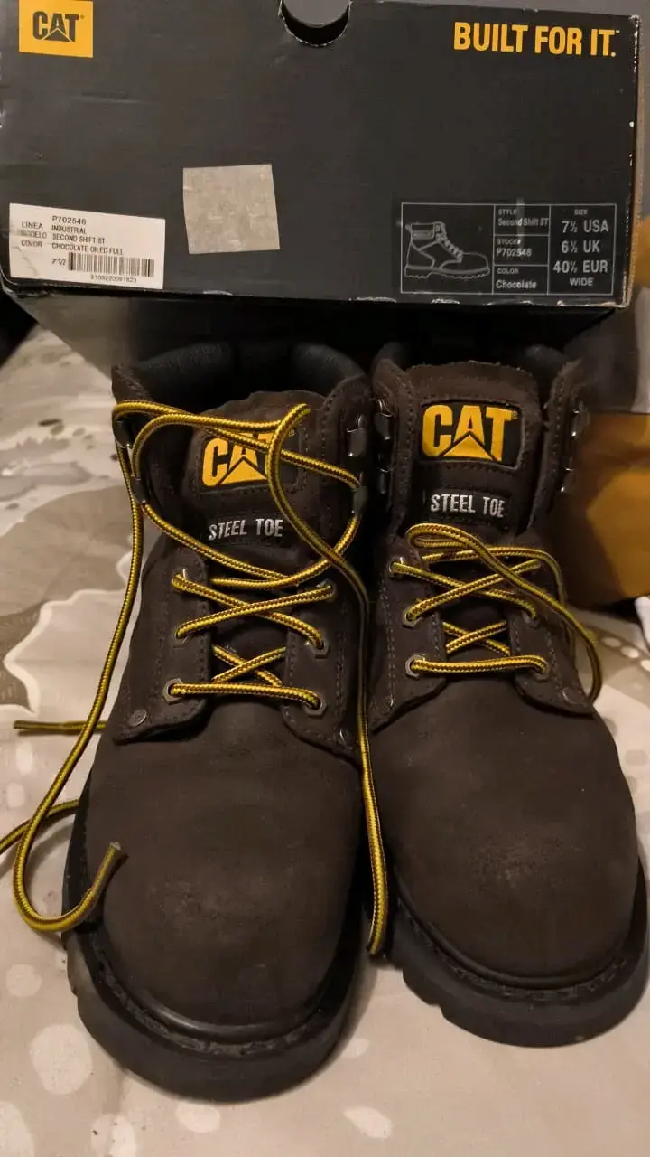 Botas CAT con punta de acero chocolate