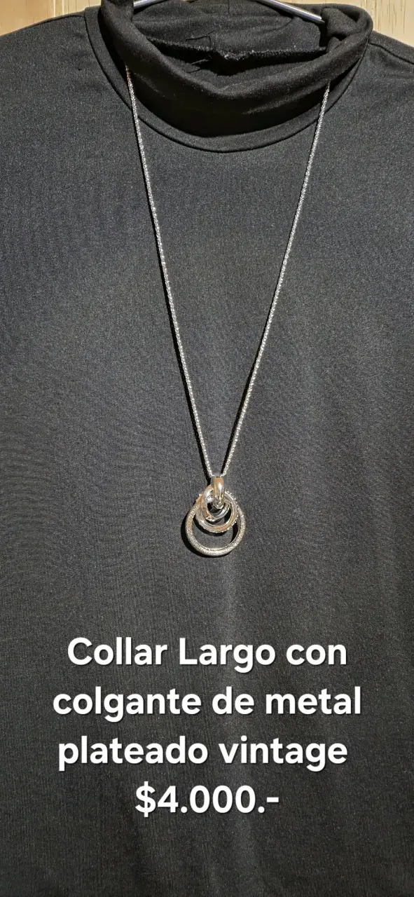 Collar largo con colgante plateado