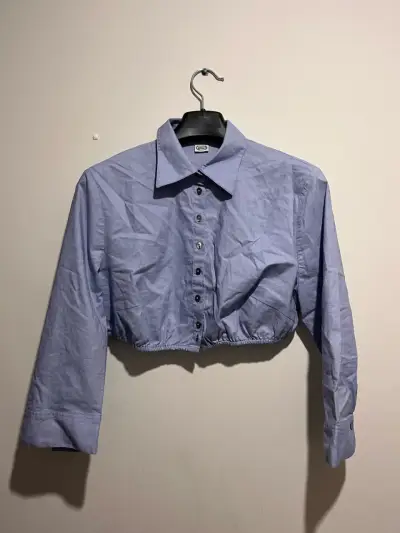 Blusa corta azul con botones - miniatura 1