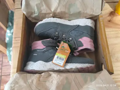 Botines grises con detalles rosados - miniatura 2