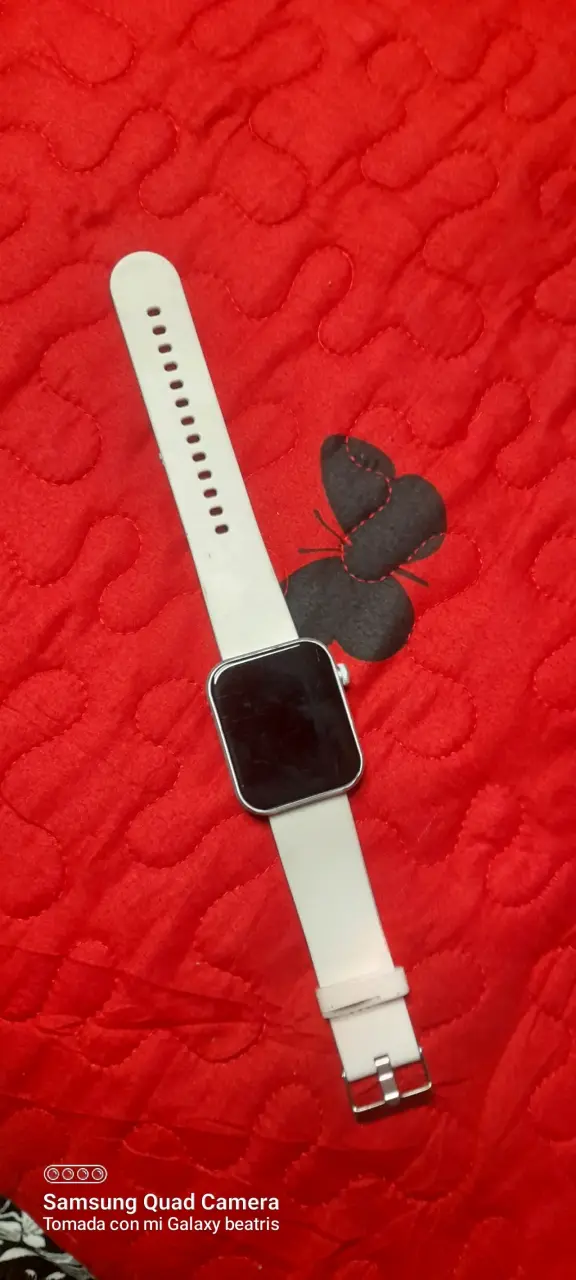 Smartwatch blanco con correa