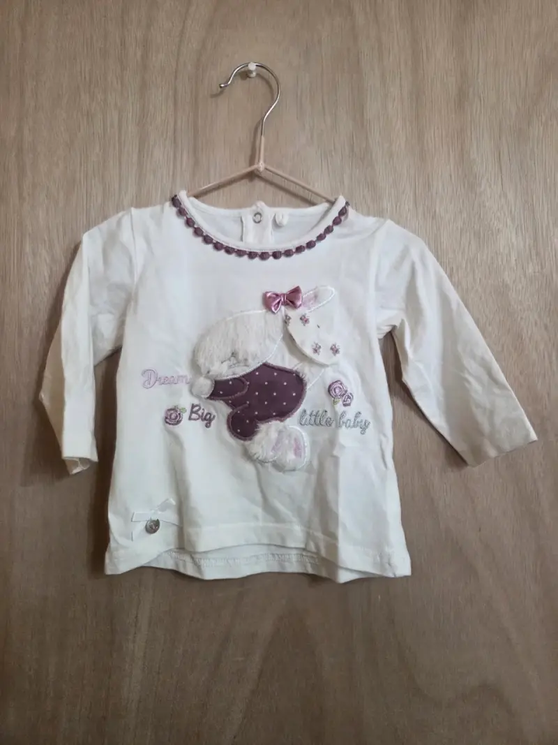 Polera bebé con diseño bordado