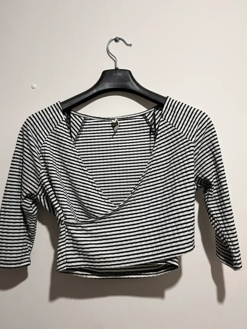 Polera a rayas blanco y negro