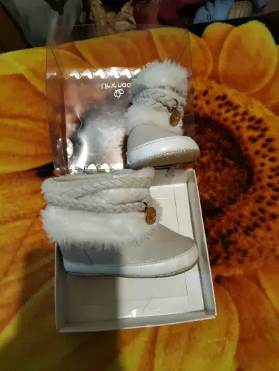 Botitas blancas de peluche para bebé - miniatura 1