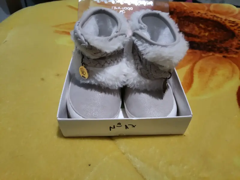 Botitas blancas de peluche para bebé - 2