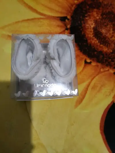 Botitas blancas de peluche para bebé - miniatura 3