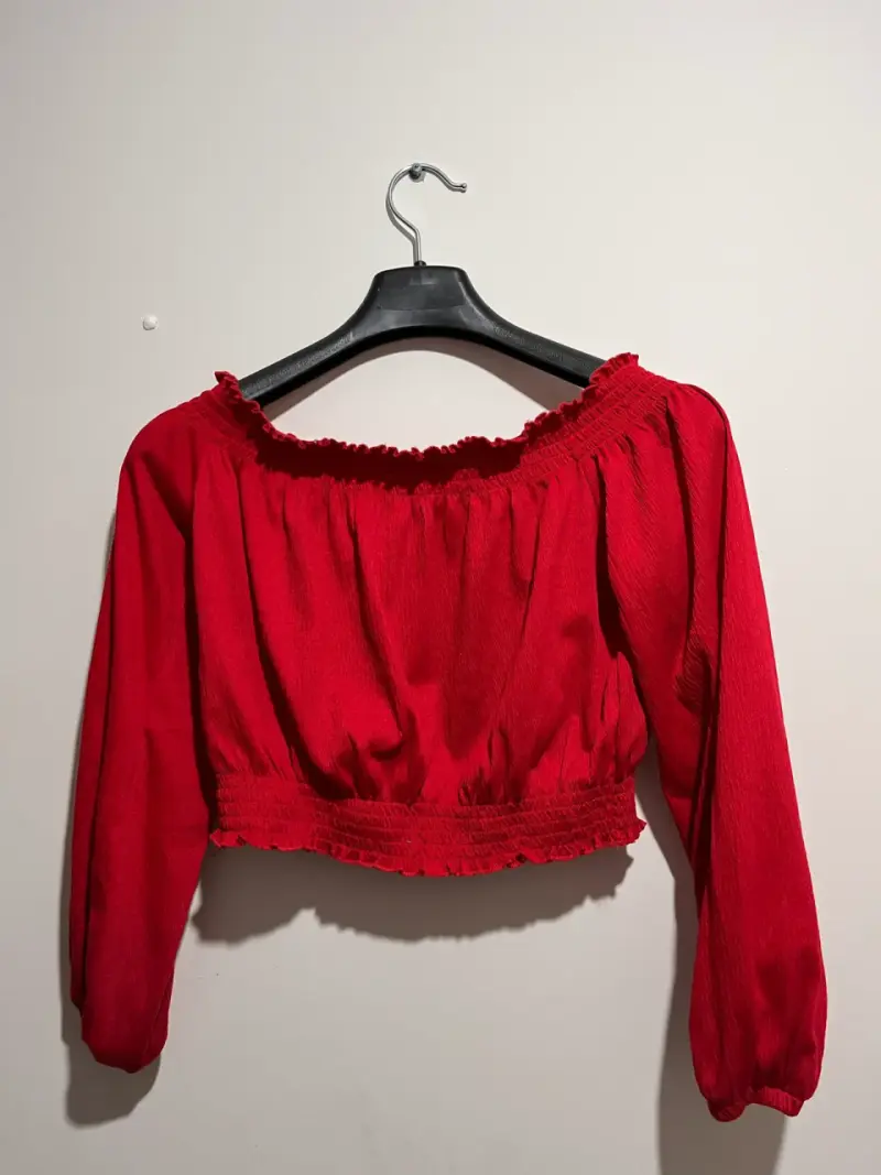 Blusa roja hombros descubiertos