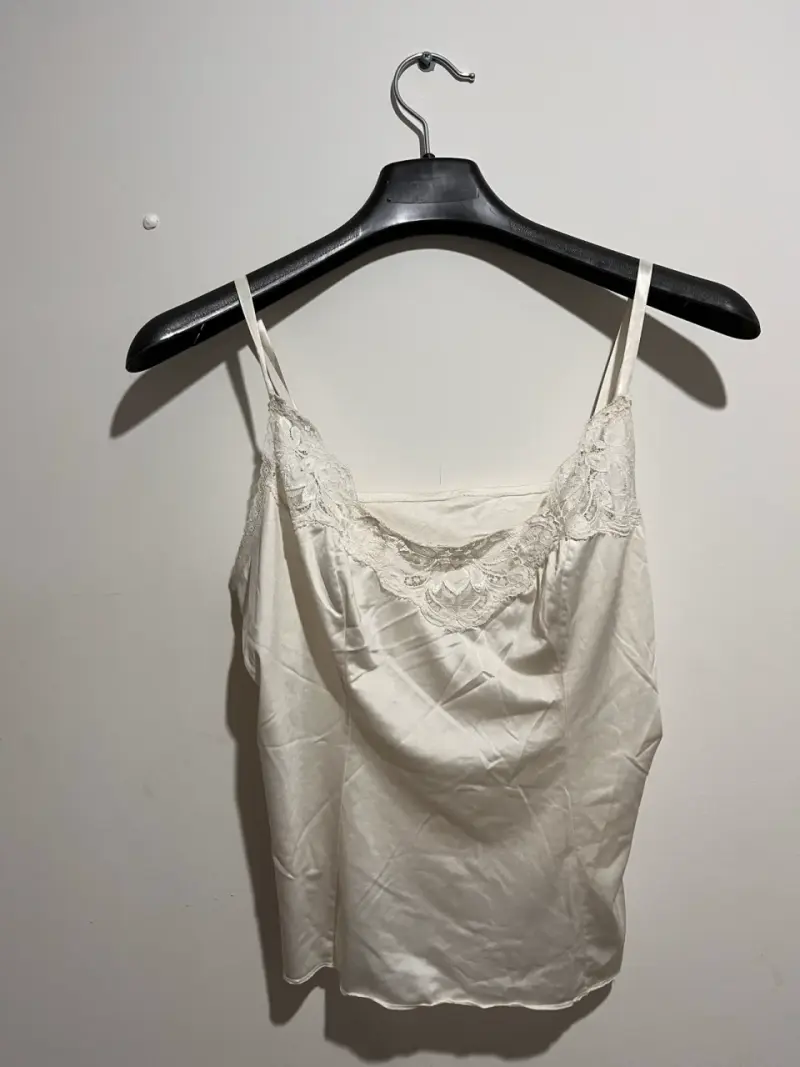 Camisola blanca con encaje