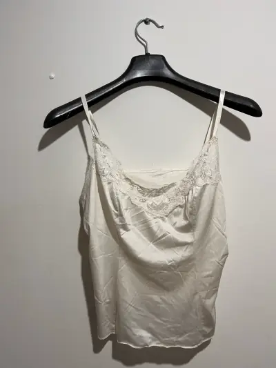 Camisola blanca con encaje - miniatura 1