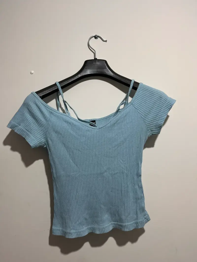 Polera azul con tirantes