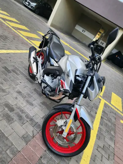 Moto Honda color gris y rojo - miniatura 1