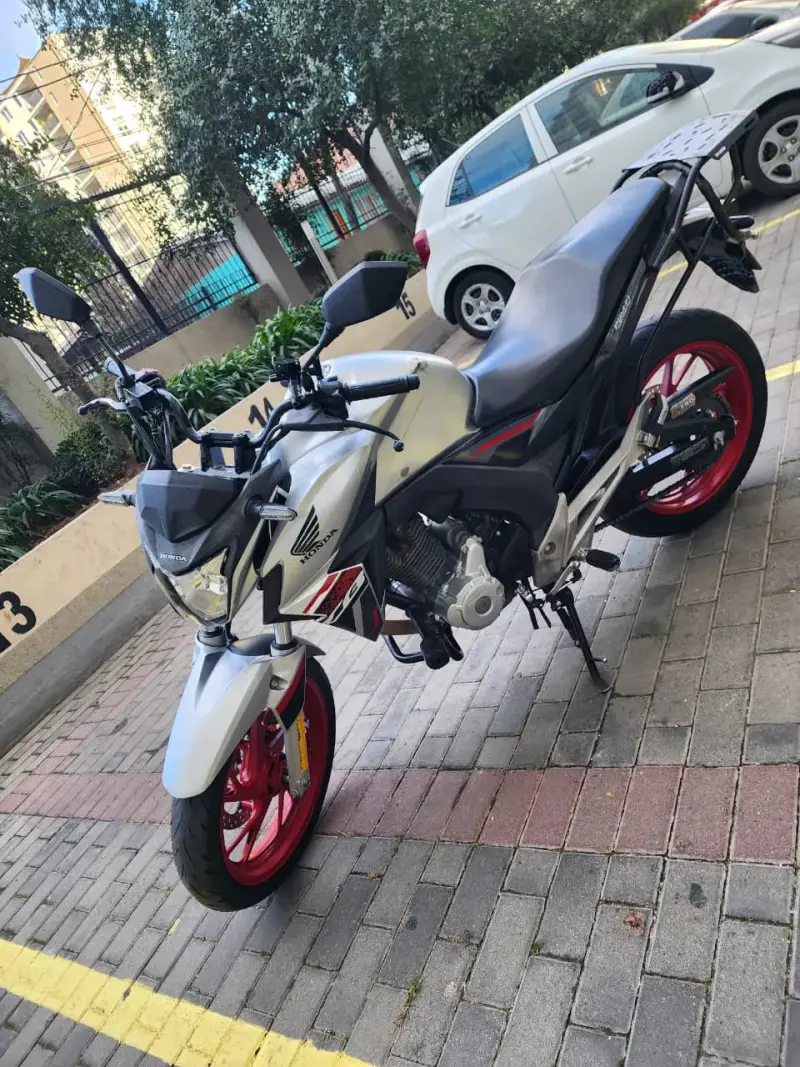 Moto Honda color gris y rojo - 2