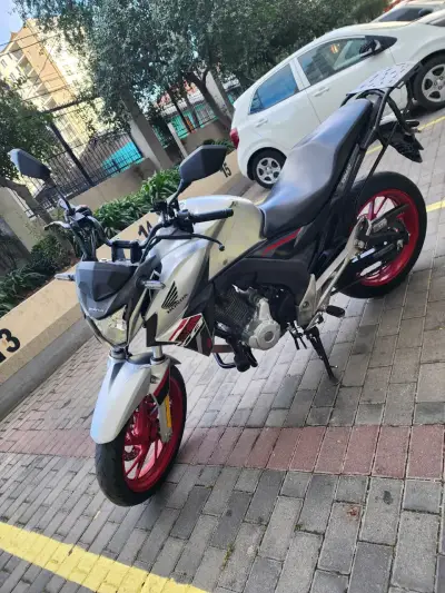 Moto Honda color gris y rojo - miniatura 2