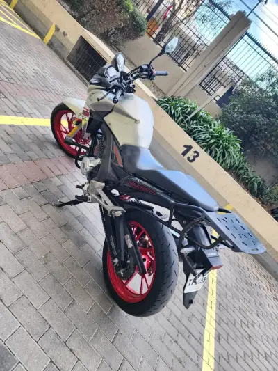 Moto Honda color gris y rojo - miniatura 3