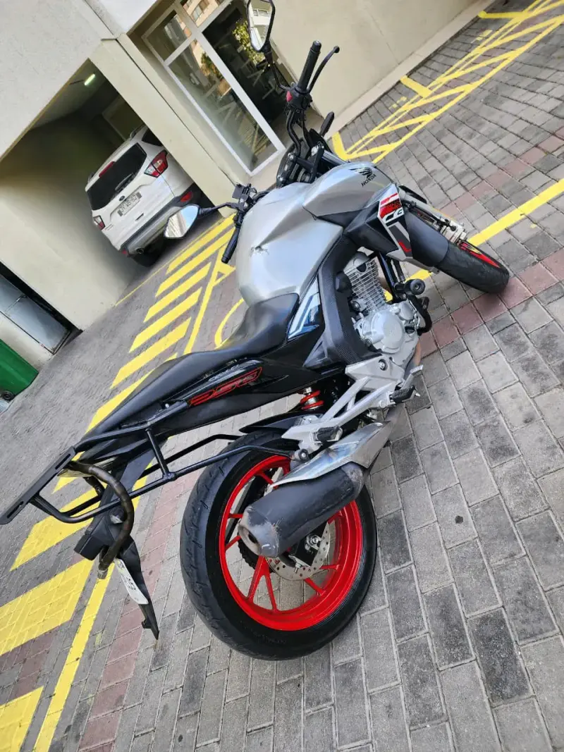 Moto Honda color gris y rojo - 4