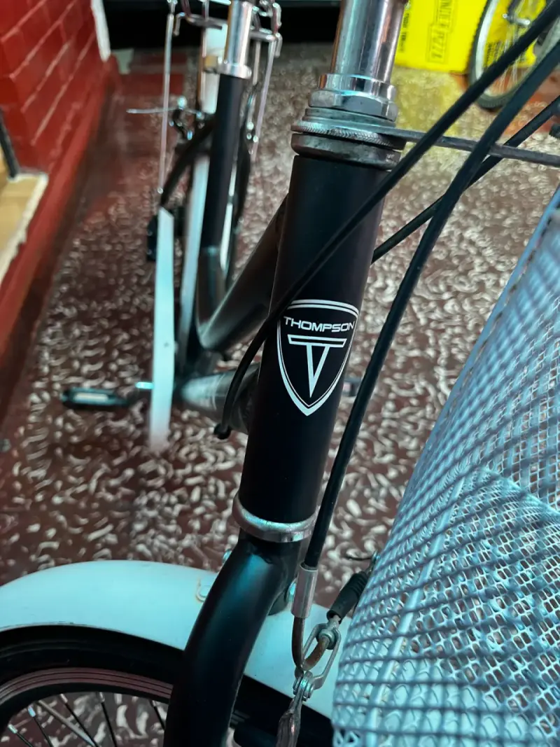 Bicicleta urbana Thompson negra - 2