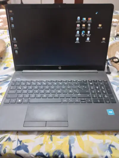 Laptop HP con procesador Intel - miniatura 1