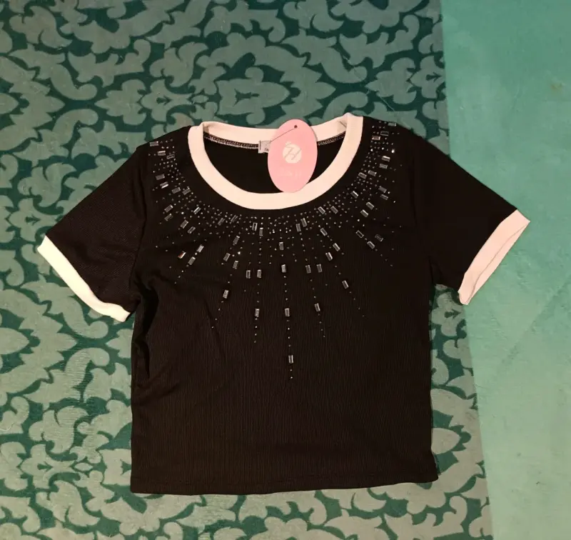Polera negra con adornos brillantes