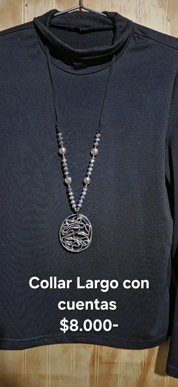 Collar largo con cuentas negras